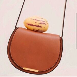 CUYANA Mini Saddle bag in CARAMEL Miele